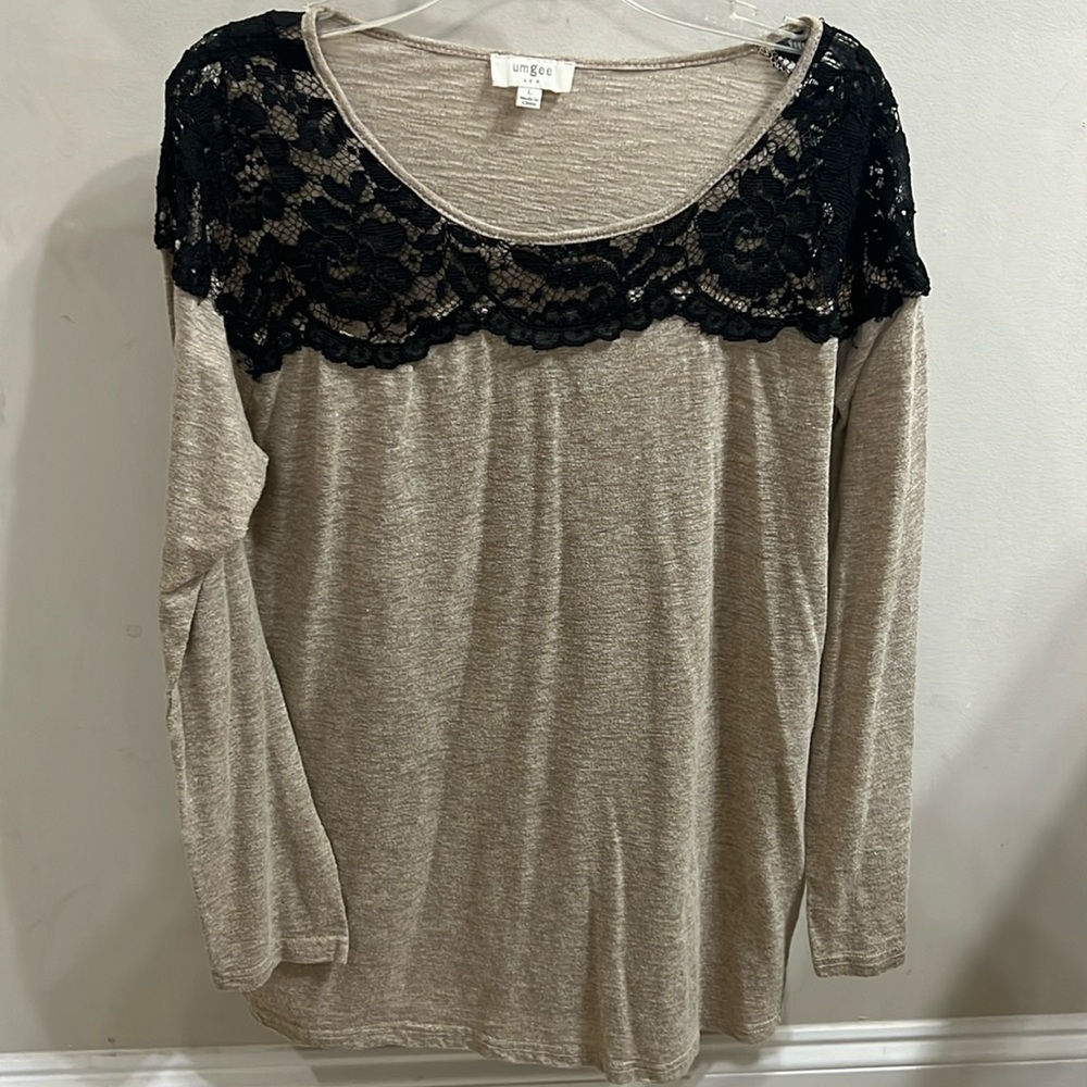 Women’s size Large Umgee top. Long sleeves. Great condition!